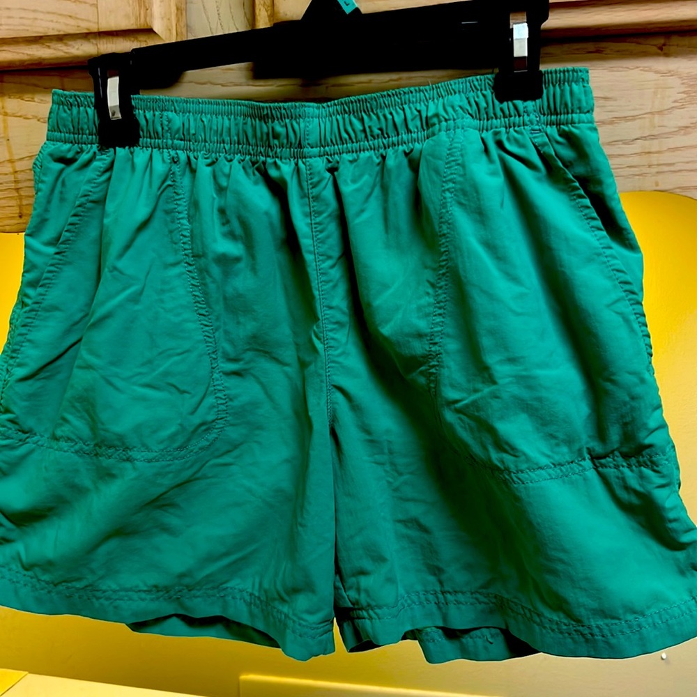 Columbia ladies water repellent shorts. Size M. Color green. Excellent condition